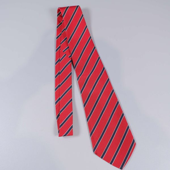 Lång röd slips med fiskbensstruktur och ränder
