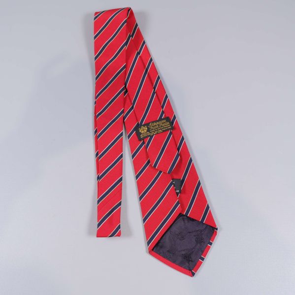 Slipsens baksida visar etikett och sömnad