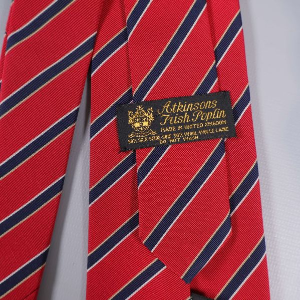 Närbild på tygmärke 'Atkinsons Irish Poplin' på slipsen