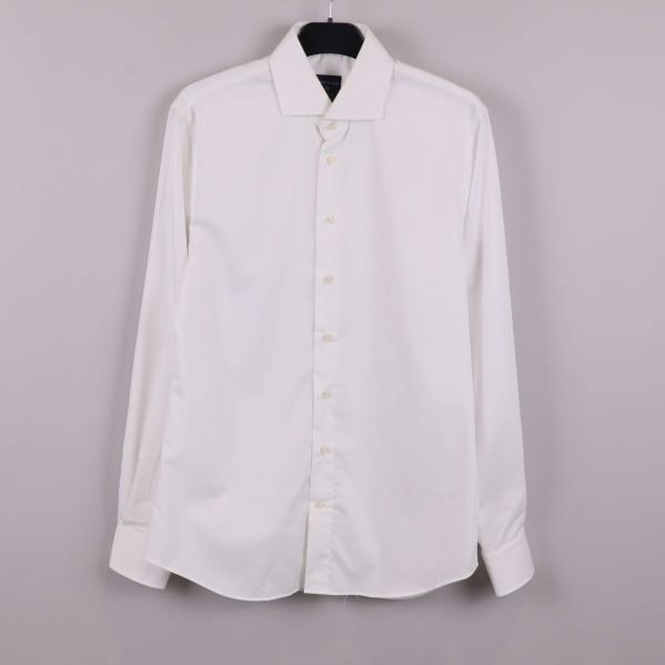 Vit långärmad skjorta på galge, helbild framifrån