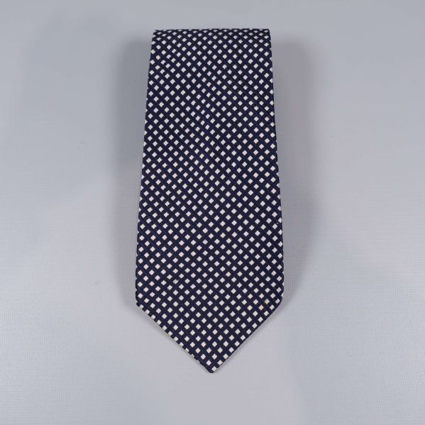Mörkblå slips med vitt rutmönster sedd framifrån