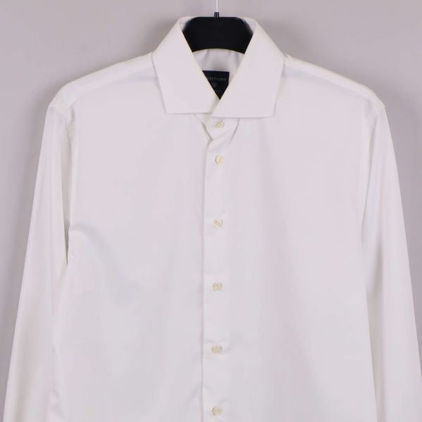 Vit skjorta med tydlig krage och knappar i närbild