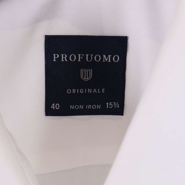 Närbild av Profuomo-märket på skjortans etikett