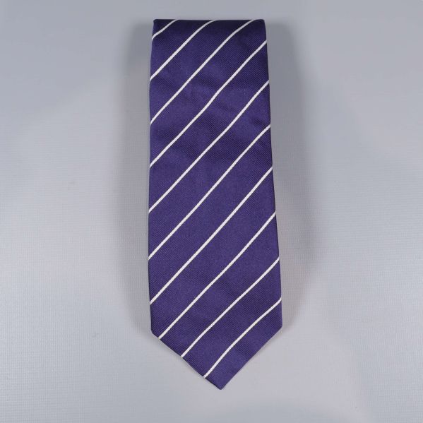 Blå slips med smala vita diagonala ränder ovanifrån