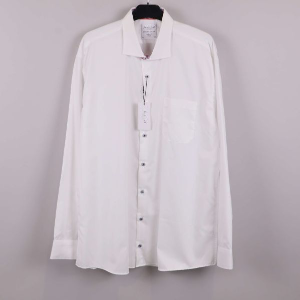 Vit långärmad skjorta framifrån med bröstficka