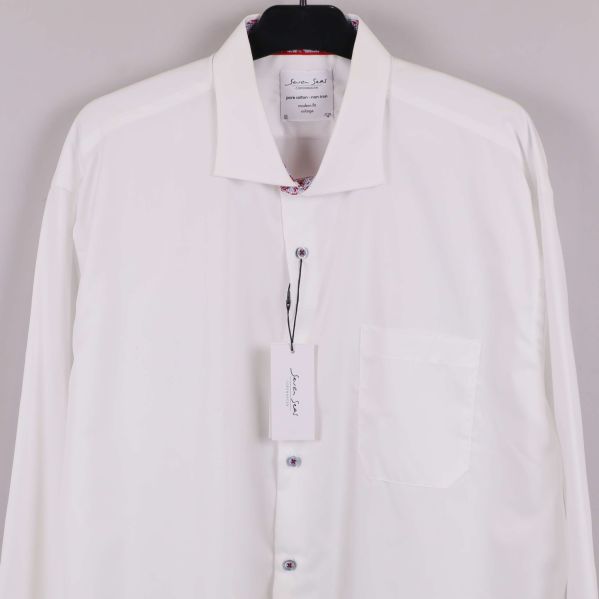 Framsida av skjortan med etikett i kragen