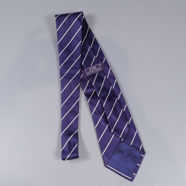 Baksida av blå slips med synligt Armstrong-etikett