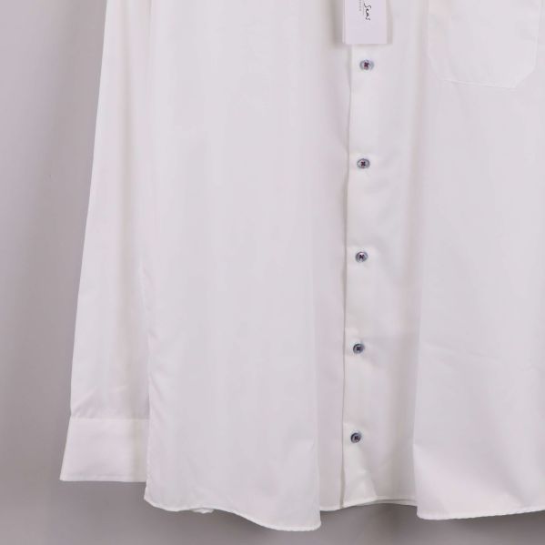 Närbild på skjortans nederkant och manschett