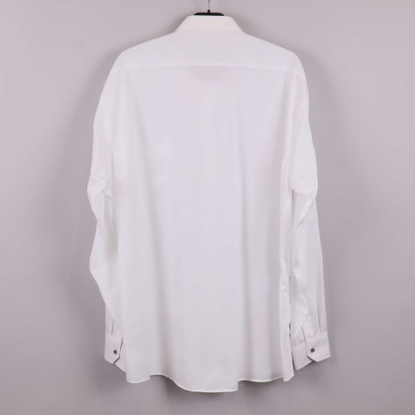 Baksidan på vit långärmad skjorta utan detaljer