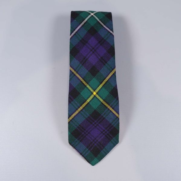 Rutig slips med grönt, lila och gult platt mot vit bakgrund