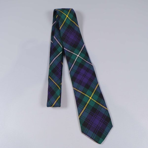 Hel slips med grönt och lila rutmönster och gula detaljer