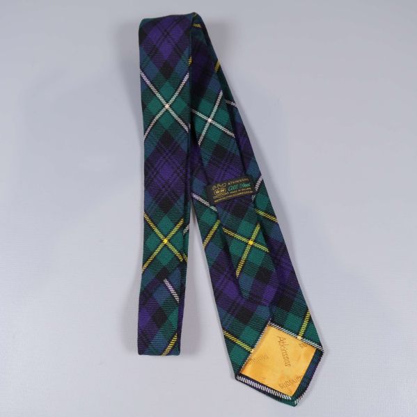 Baksidan på rutig slips visar etikett och sömmar