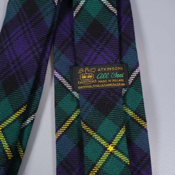 Närbild av etikett med texten Atkinsons all wool