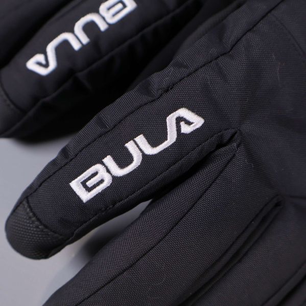 Närbild på handskens broderade Bula-logotyp