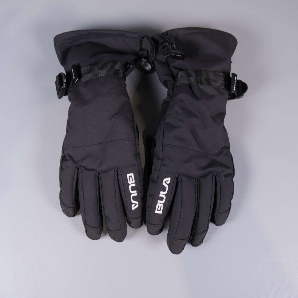 Par svarta vinterhandskar liggande med logotyp synlig