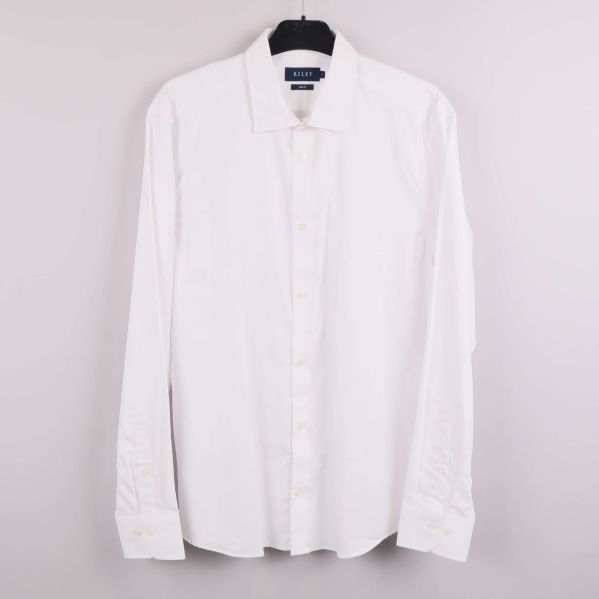 Framsida av vit slim fit skjorta hängande på galge