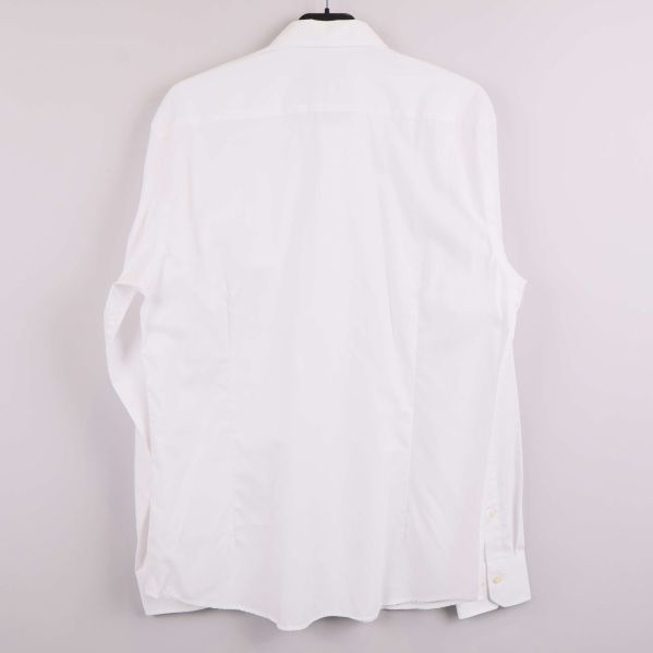 Baksida av vit skjorta i rak modell