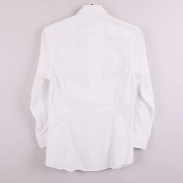 Baksida av vit långärmad skjorta på galge