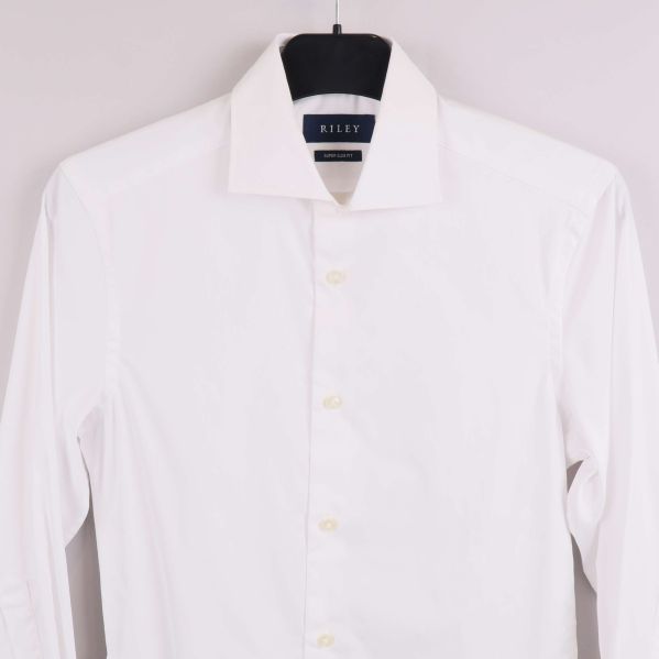 Vit skjorta med öppen krage och knappar framtill