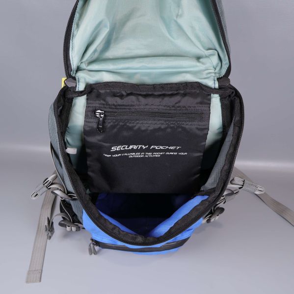 Insidan av ryggsäcken med säkerhetsficka och dragkedja