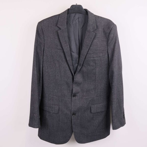 Mörkgrå kavaj på galge framifrån