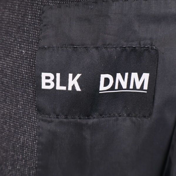 BLK DNM logotyp invändigt på kavajen