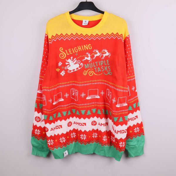 Jultröja i rött, gult och grönt med motiv av renar och datorer