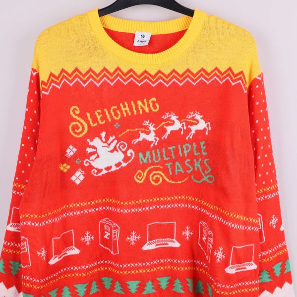 Närbild på tröjans ovandel med text och renmotiv