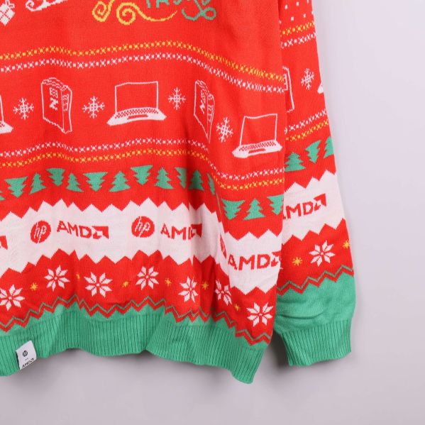 Närbild på mönster vid tröjans nederkant samt logotyper