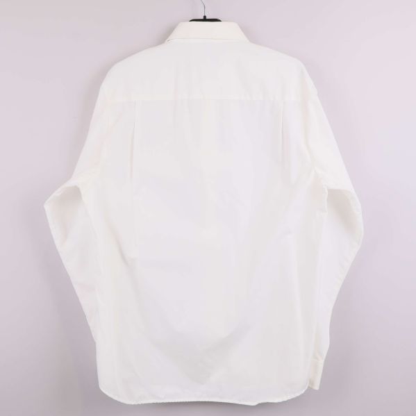 Vit skjorta från NONNO fotograferad bakifrån