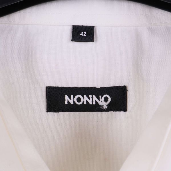 Närbild av NONNO-märke och storlekslapp 42