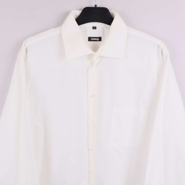 Närbild av skjortans krage och bröstficka framtill