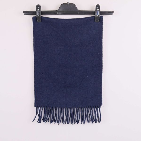 Marinblå halsduk hängande med fransar upptill