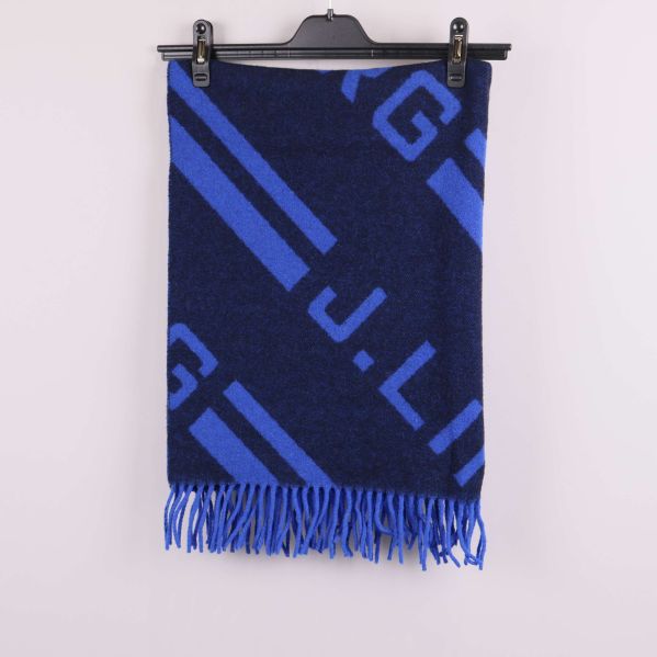 Blå halsduk vikt med fransar och grafiskt mönster