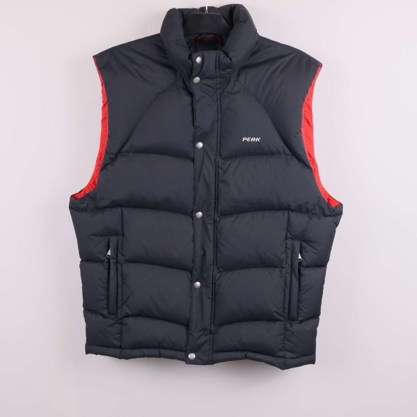 Dunväst i mörk färg sett framifrån med röda detaljer