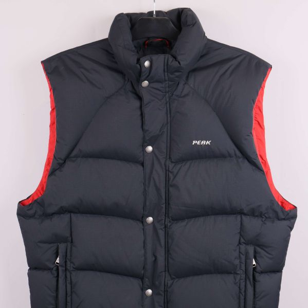 Övre delen av västen med krage och röda kanter