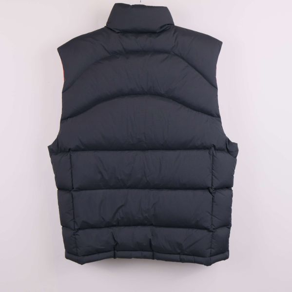 Dunväst i mörk färg sedd bakifrån