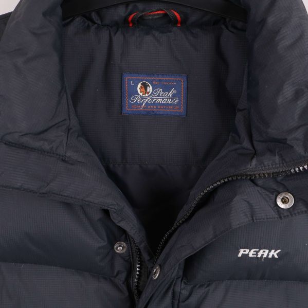 Närbild på dunvästens etikett och krage