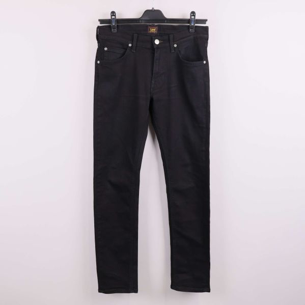 Svarta Lee-jeans hängande framifrån