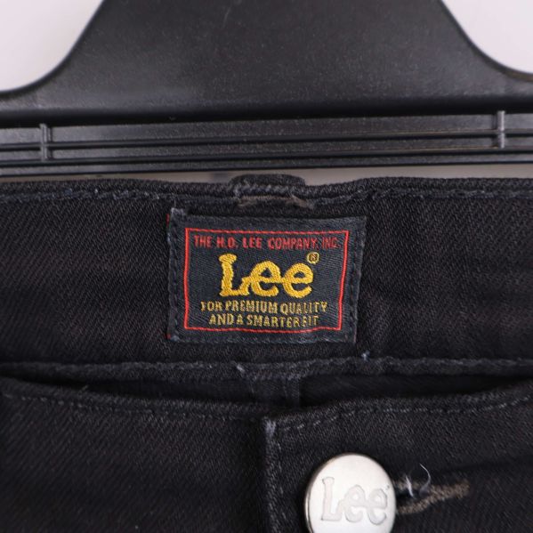 Lee-logotyp och etikett vid linningen på svarta jeans