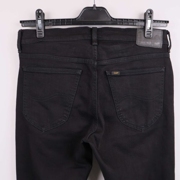 Närbild på bakfickor och Lee-blad på svarta jeans