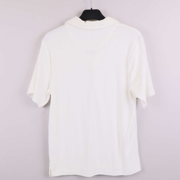 Vit pikétröja med krage bakifrån