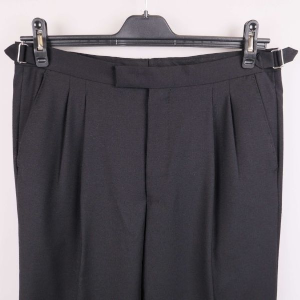 Närbild på midja och fickor på kostymbyxa