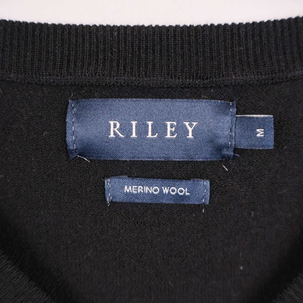 Närbild på etikett med texten RILEY och Merino Wool