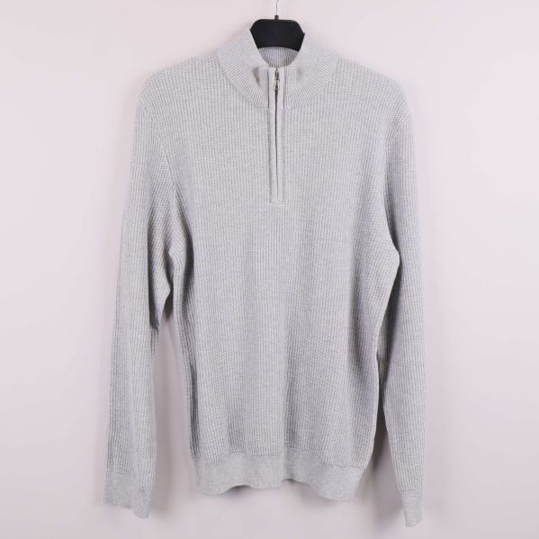 Grå stickad tröja med halv zip framifrån