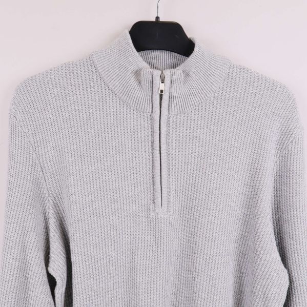 Närbild på hög krage med dragkedja i tröjan