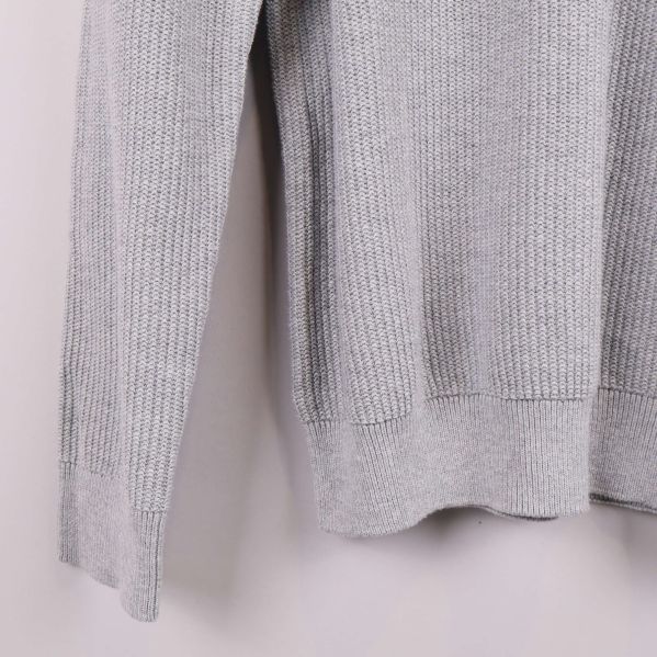 Närbild av tröjans ärmslut och muddar