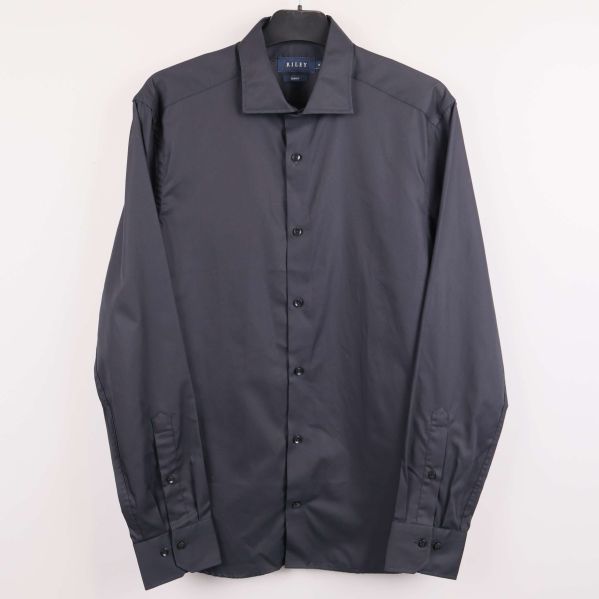 Mörk skjorta på galge med knäppning fram