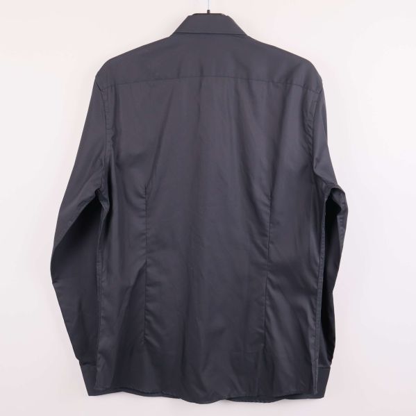 Skjortans baksida visas mot ljus bakgrund