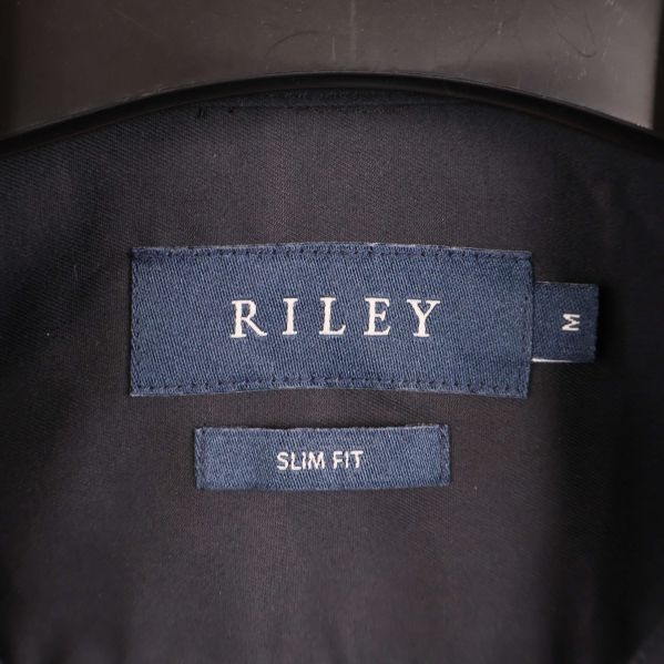 Närbild på Riley-logotyp och storleksetikett M